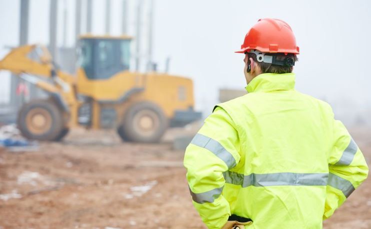man op bouwterrein met helm